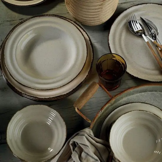 Сервиз за хранене Kütahya Porcelain 24 части, 6 човека, бежов цвят и кафяв кант Сервиз за хранене Kütahya Porcelain 24 части, 6 човека, бежов цвят и кафяв кант