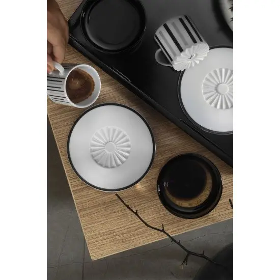 Сервиз за кафе Kütahya Porcelain 4 части, 2 човека, цвят бяло и черно Сервиз за кафе Kütahya Porcelain 4 части, 2 човека, цвят бяло и черно